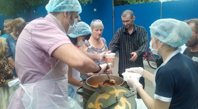 В Ростове добровольцы православной службы помощи «Милосердие-на-Дону» накормили бездомных и нуждающихся горячим обедом