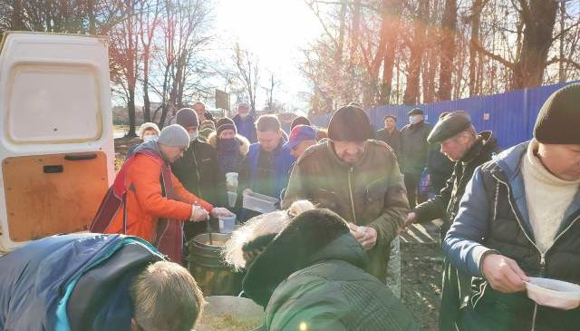 Православные волонтеры раздают горячие обеды бездомным и малоимущим