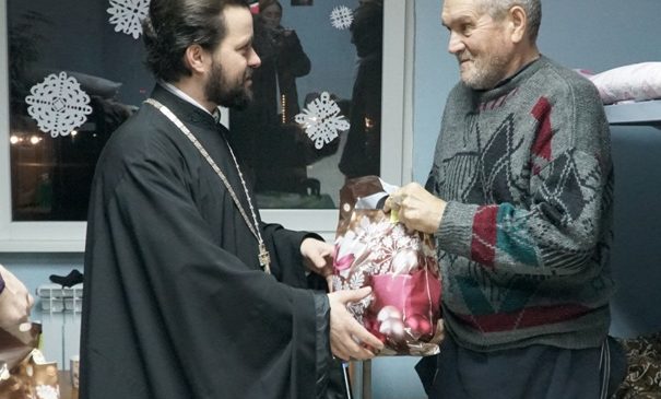 Подопечных епархиального приюта для бездомных поздравили с рождеством Христовым