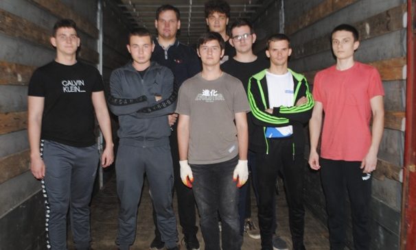 Учащиеся Донской семинарии помогают направлять гуманитарный груз на Донбасс