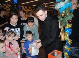 Более восьмисот  ребятишек посетили Рождественскую митрополичью елку