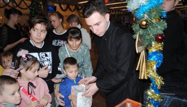 Более восьмисот  ребятишек посетили Рождественскую митрополичью елку