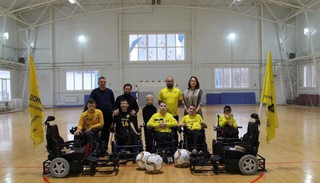 Руководитель епархиального социального отдела вручил футбольные коляски особенным спортсменам