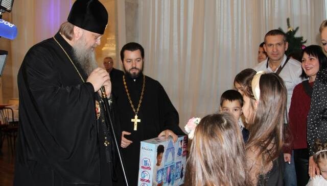 Архиерейская Рождественская елка собрала 800 детей , в том числе из Донбасса и маленьких беженцев