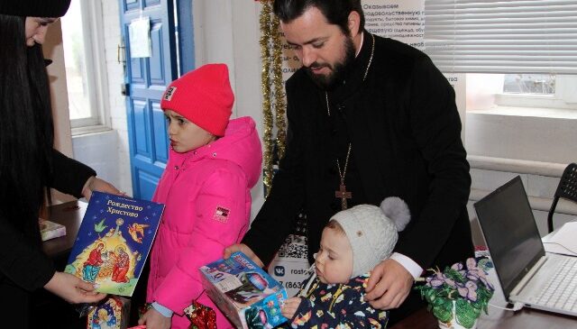 В епархиальном гуманитарном центре проходят рождественские поздравления