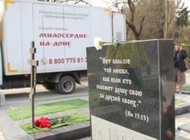 Цветы в память о жертвах теракта возложены к могилам участников спецоперации и мемориалу ВОВ